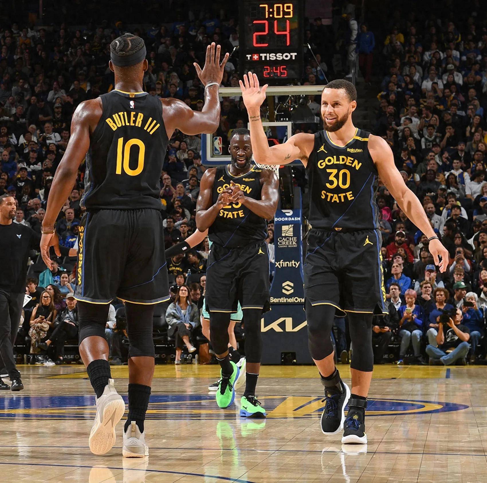 哈登狂砍55分封神！成NBA首位双队史得分王，36岁飙10记三分创多项纪录（哈登36岁轰55分飙10记三分，成NBA首位双队史得分王并刷新多项纪录）