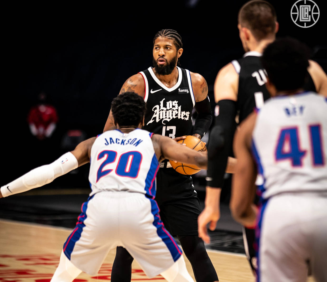 兰德尔半场10中5轰19+5，里德替补拿到14分（兰德尔半场10投5中轰19分5板，里德替补贡献14分）