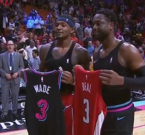 法媒：梅斯后卫夸奥不满未首发，坐在皮球上拒绝赛前热身（法媒：落选首发心生不满，梅斯后卫夸奥赛前坐球拒绝热身）