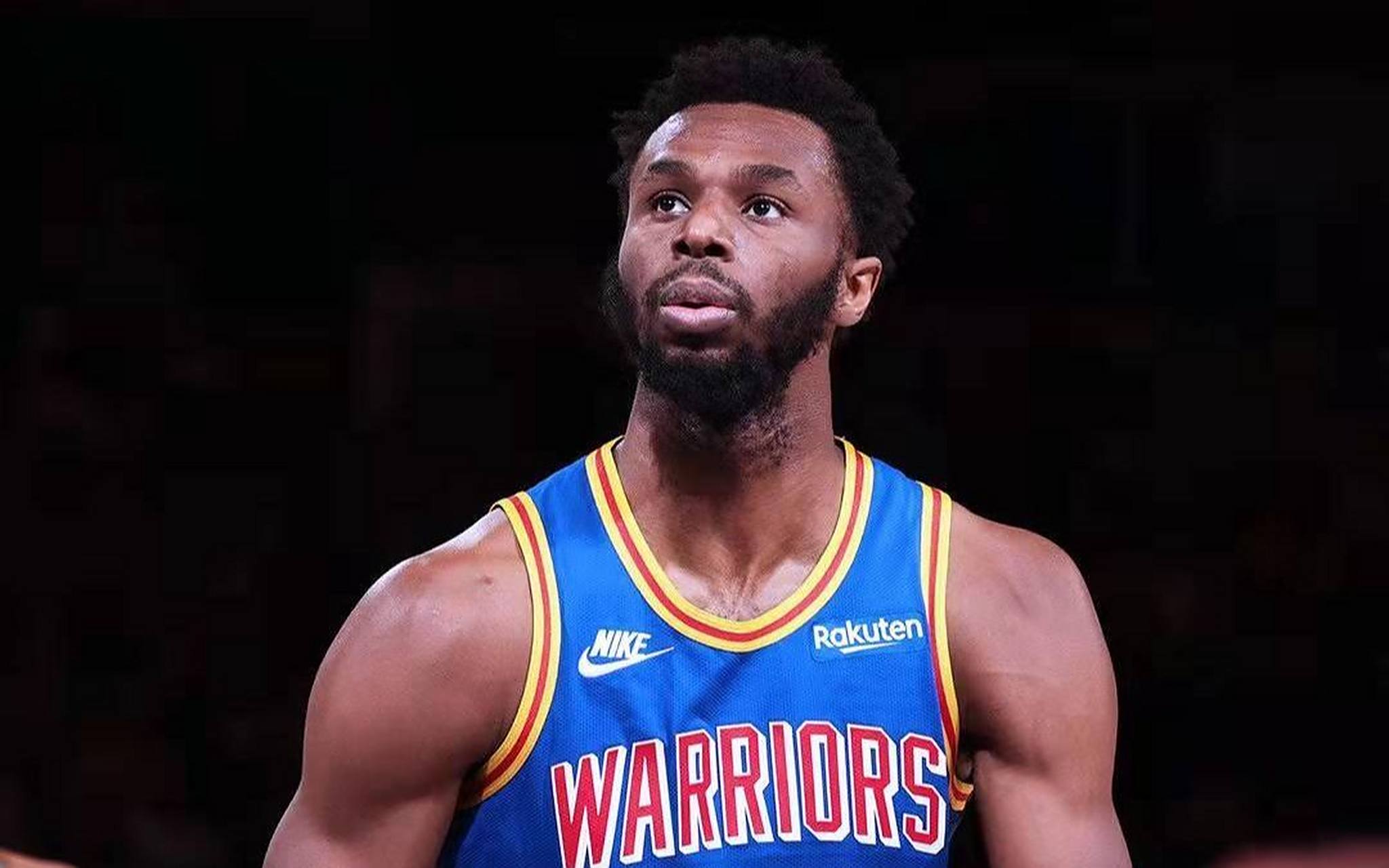 白衣下边是红衣，香港行期间一阿森纳球迷卧底在热刺球迷看台（白衣藏红衫：阿森纳球迷香港行混入热刺看台）