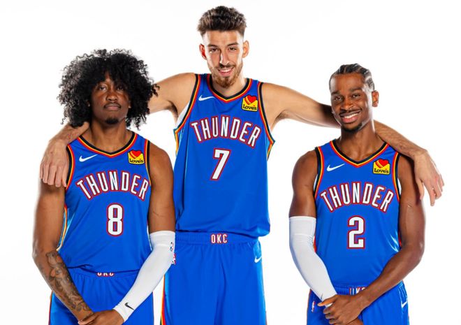 意甲最新动态：米兰锁定18岁新锋，国米仅落榜首一分（意甲焦点：AC米兰敲定18岁新前锋，国米距榜首仅差1分）