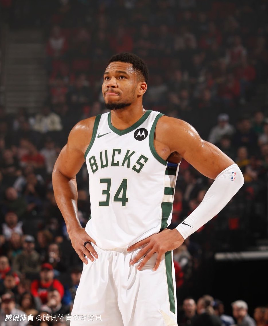 利兹联在英超第14轮主场3-1战胜切尔西，田中碧首球+勒温破门，结束连败并跳出降级区。（英超第14轮：利兹联主场3-1力克切尔西，田中碧处子球+勒温建功，止连败跃出降级区）