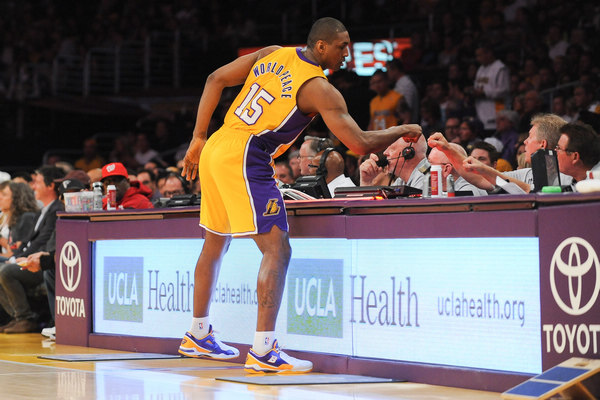 拜仁官方：帕夫洛维奇、比朔夫因病缺席，金玟哉膝盖受伤（拜仁通报：帕夫洛维奇、比朔夫因病缺阵，金玟哉膝部受伤）