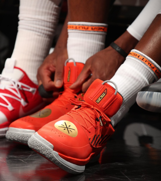 轻松高效！杰伦威22分钟8中5拿到15分5板5助 正负值+32（高效输出！杰伦威22分钟8投5中贡献15分5篮板5助攻，正负值+32）