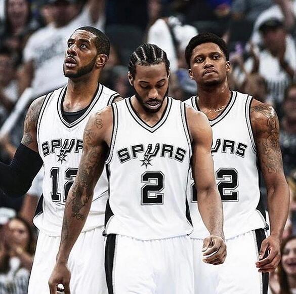 进攻层次性！詹姆斯跳投被马威盖 艾顿二次进攻得分（攻势层次分明！詹姆斯跳投遭马威封盖，艾顿二次进攻得手）