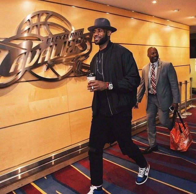 利物浦主帅斯洛特欢迎萨拉赫回归，但其状态仍存疑，萨拉赫将对阵布莱顿，未来决定尚不确定。（利物浦主帅斯洛特欢迎萨拉赫归队，状态仍成疑；将战布莱顿，未来未明）