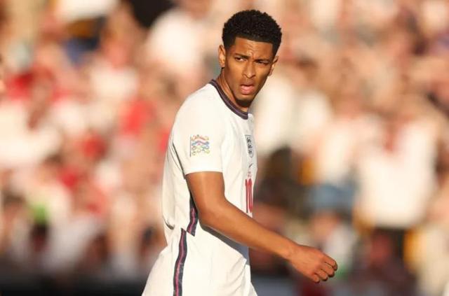 战三镇替补出场，依木兰完成山东泰山一线队首秀（依木兰对阵三镇替补登场，完成山东泰山一线队处子秀）