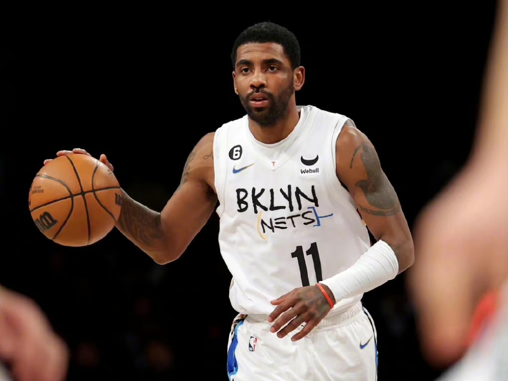 身体不适！克拉克首节仅打3分钟多，返回更衣室（因身体不适，克拉克首节仅出战3分多钟便返回更衣室）