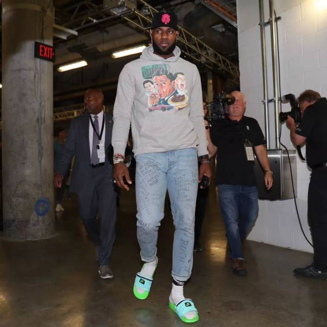 欧冠赛场精彩瞬间：皇马主场2-0取胜,（欧冠名场面：皇马主场2-0完胜）