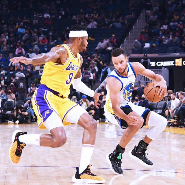 06年巅峰科比到底有多强？ 三节62分，单场81分！得分如庖丁解牛！（2006巅峰科比到底有多强？三节62分、单场81分，得分如砍瓜切菜）