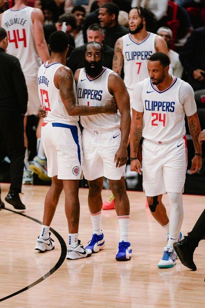 丰特炮轰拉波尔塔：他原本可留下梅西，却选择了追随皇马主席（丰特怒斥拉波尔塔：原可留住梅西，却偏要向皇马主席靠拢）